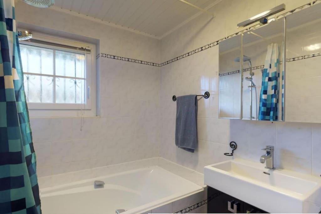 Cheerful Villa With Fireplace, Bath-Tub And Garden Noville Экстерьер фото
